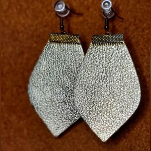 Leather earings chrome